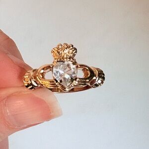 Vintage 1993 Avon Claddagh Sz 9 Ring Heart-Shaped Crystal Gold Plated NIB